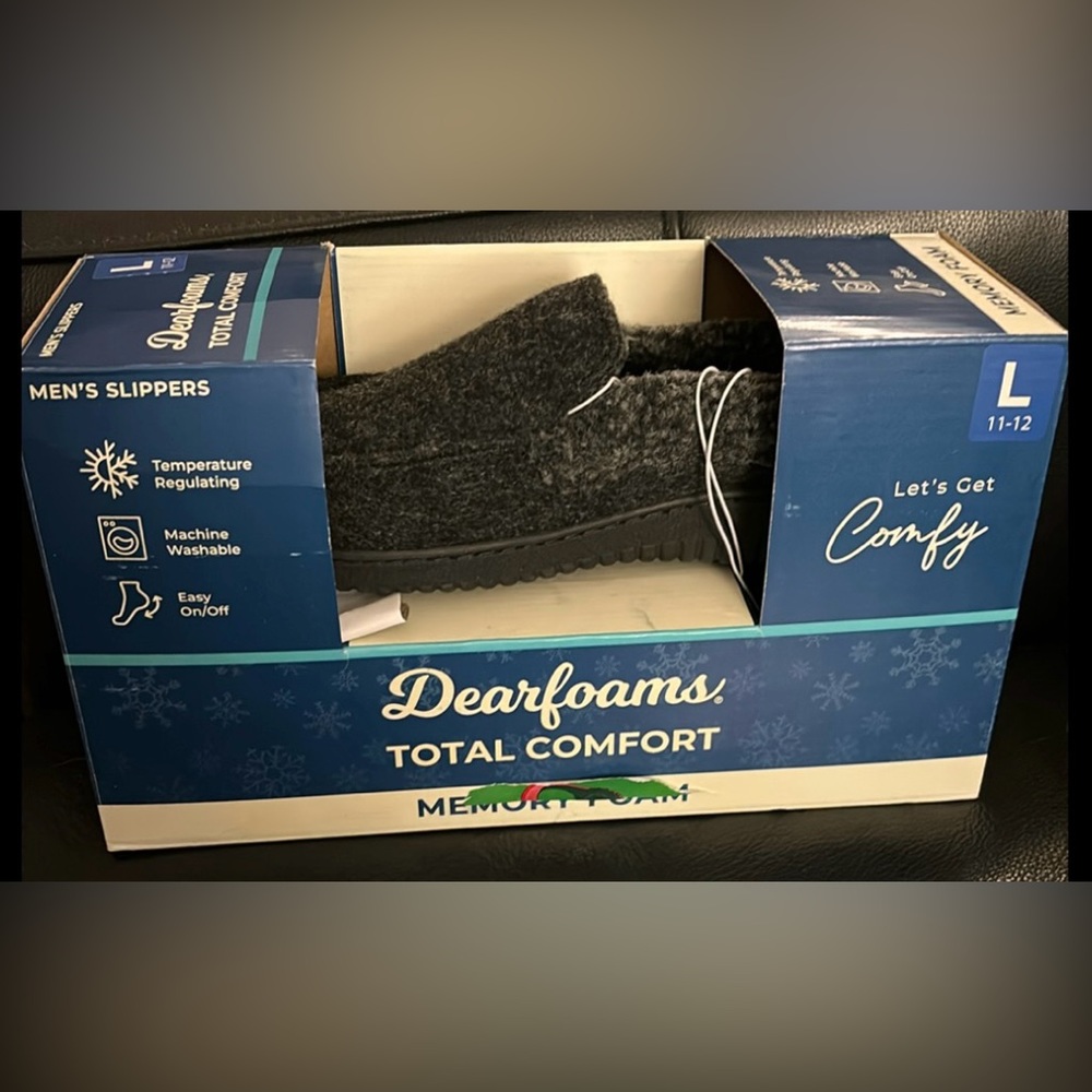 New in box! Men’s Dearfoam Total Comfort Memory Foam slippers